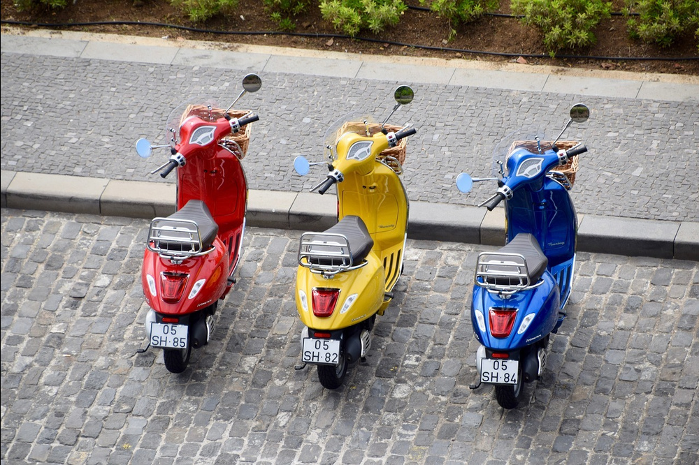 mopeds-3798183_1280.jpg
